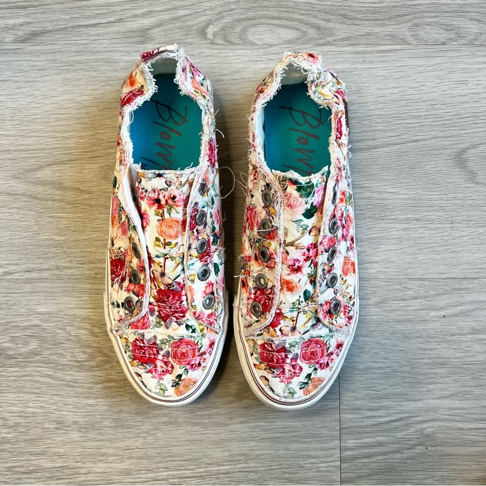Blow fish slip on flats, women’s size 9, worn once, rainbow.